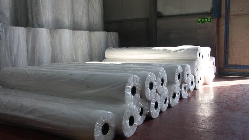 防水卷材自粘与热熔：优缺点对比解析